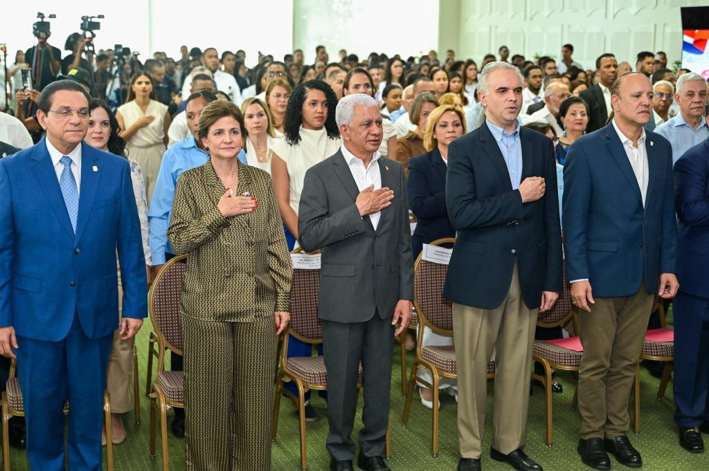 Presidente del Senado Ricardo de los Santos, participó en acto de socialización y entrega de nueva Constitución de bolsillo y resaltó la separación de poderes y fortalecimiento de la democracia