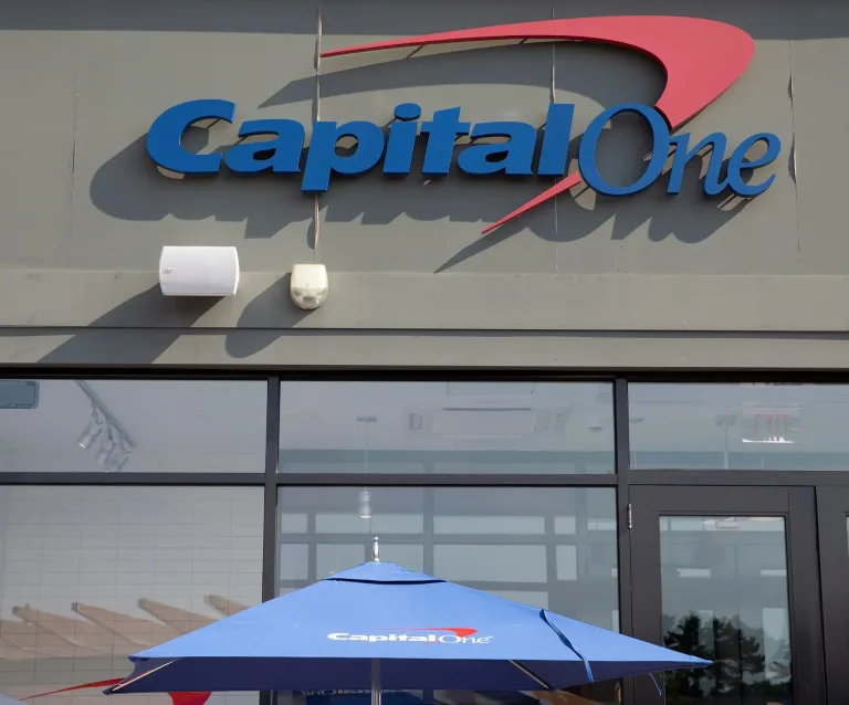 Empresa de Trump y otras afiliadas demandan al banco Capital One