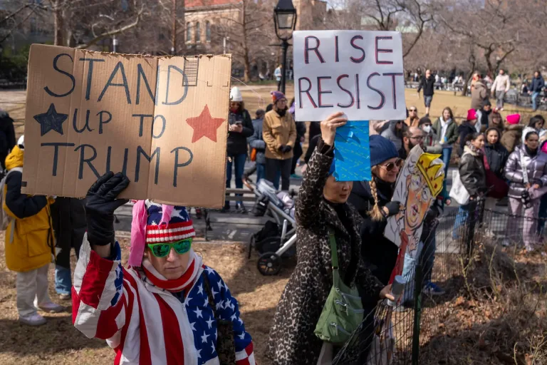 Las consignas contra Trump dominan las manifestaciones del Día de la Mujer en EE.UU.