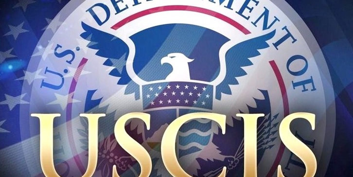 USCIS dice es obligatorio llevar green card; no hacerlo implicaría multas y hasta ser encarcelados